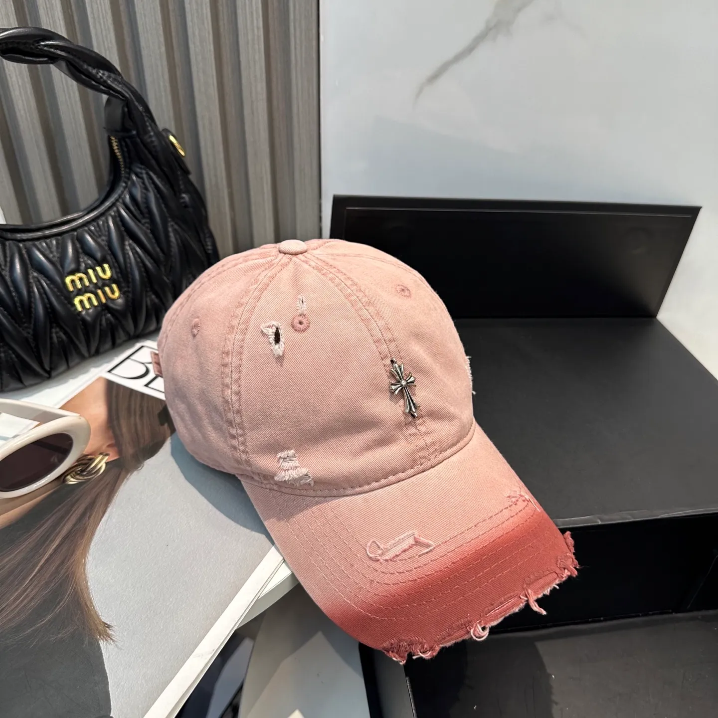 P70 Crow Heart 🆕🆕New baseball cap, stylish and classic cross logo, casual with a cool feeling, unisex style, same style for men and women! Very easy to match! Head circumference: 56-58cm is available